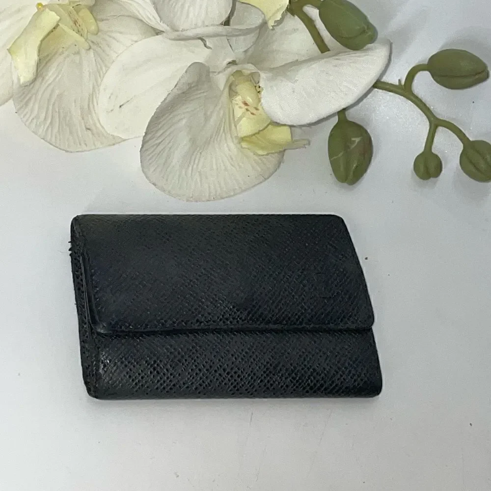 AUTHENTIC Louis Vuitton Black Taiga 6 Key Wallet